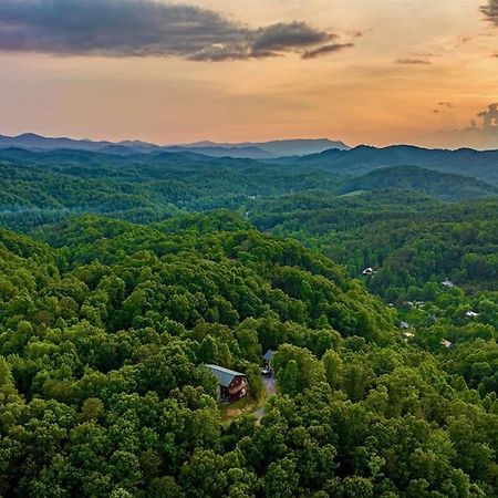 Panorama Mountain View Cabin, Less Than 10 Miles From Gatlinburg And Dollywood, Dog Friendly, 6 Bedrooms Sleeps 17, Fire Pit, Hottub, Washer Dryer, Fully Loaded Kitchen, Gameroom With A Tv, Pool Table, Arcade, Air Hockey, And Foosball Sevierville Kültér fotó