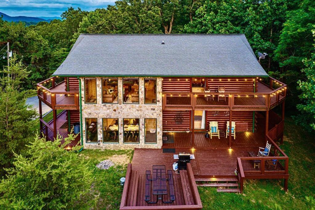 Panorama Mountain View Cabin, Less Than 10 Miles From Gatlinburg And Dollywood, Dog Friendly, 6 Bedrooms Sleeps 17, Fire Pit, Hottub, Washer Dryer, Fully Loaded Kitchen, Gameroom With A Tv, Pool Table, Arcade, Air Hockey, And Foosball Sevierville Kültér fotó