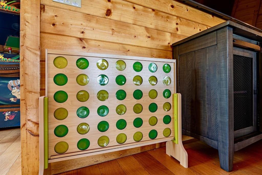 Panorama Mountain View Cabin, Less Than 10 Miles From Gatlinburg And Dollywood, Dog Friendly, 6 Bedrooms Sleeps 17, Fire Pit, Hottub, Washer Dryer, Fully Loaded Kitchen, Gameroom With A Tv, Pool Table, Arcade, Air Hockey, And Foosball Sevierville Kültér fotó