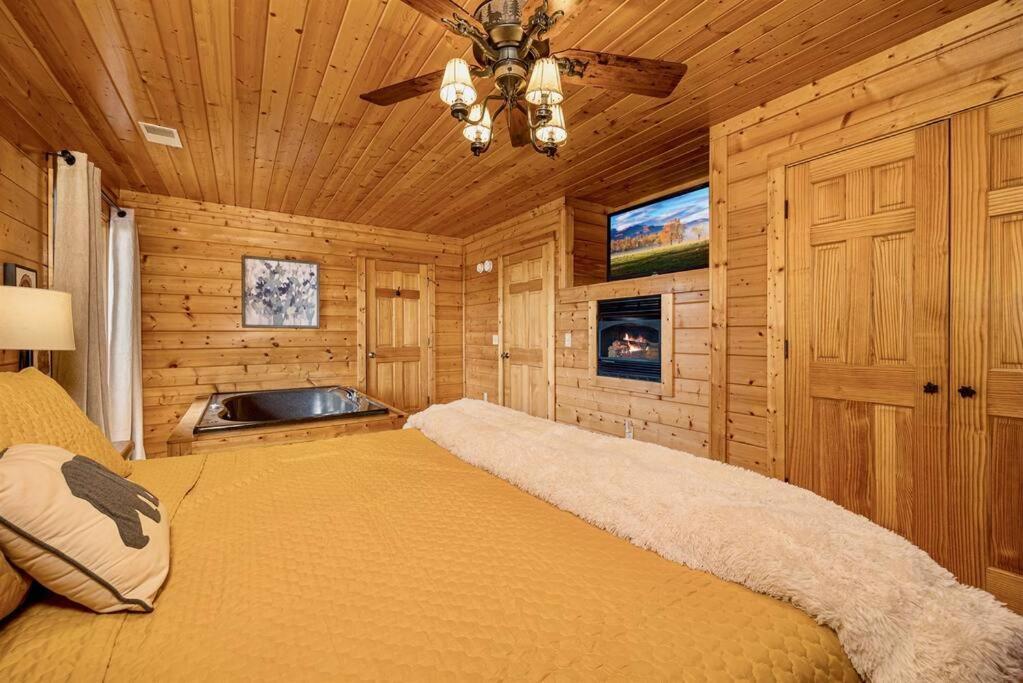 Panorama Mountain View Cabin, Less Than 10 Miles From Gatlinburg And Dollywood, Dog Friendly, 6 Bedrooms Sleeps 17, Fire Pit, Hottub, Washer Dryer, Fully Loaded Kitchen, Gameroom With A Tv, Pool Table, Arcade, Air Hockey, And Foosball Sevierville Kültér fotó