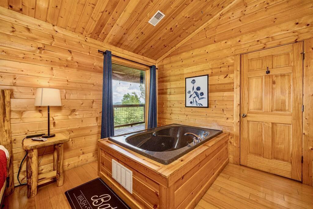 Panorama Mountain View Cabin, Less Than 10 Miles From Gatlinburg And Dollywood, Dog Friendly, 6 Bedrooms Sleeps 17, Fire Pit, Hottub, Washer Dryer, Fully Loaded Kitchen, Gameroom With A Tv, Pool Table, Arcade, Air Hockey, And Foosball Sevierville Kültér fotó