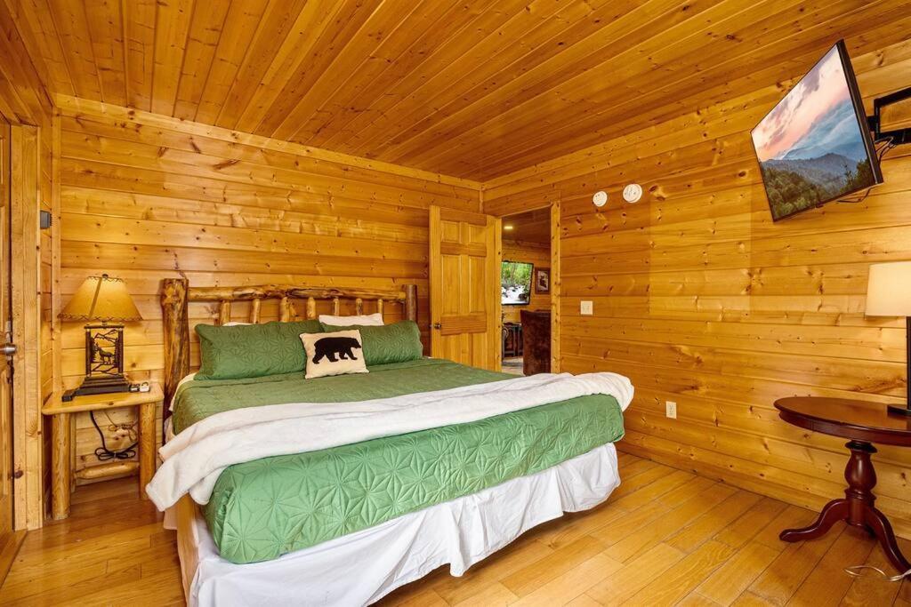 Panorama Mountain View Cabin, Less Than 10 Miles From Gatlinburg And Dollywood, Dog Friendly, 6 Bedrooms Sleeps 17, Fire Pit, Hottub, Washer Dryer, Fully Loaded Kitchen, Gameroom With A Tv, Pool Table, Arcade, Air Hockey, And Foosball Sevierville Kültér fotó