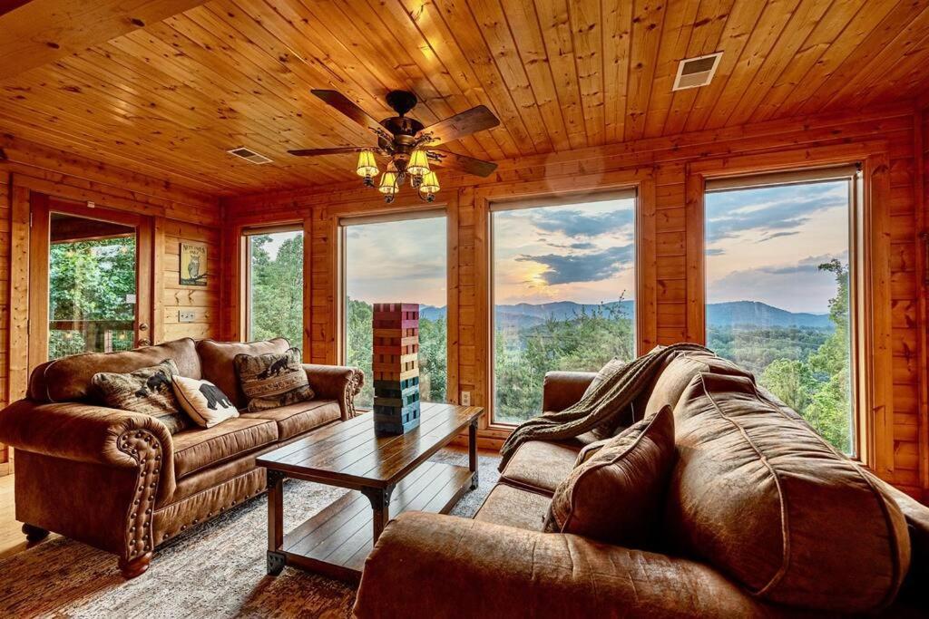 Panorama Mountain View Cabin, Less Than 10 Miles From Gatlinburg And Dollywood, Dog Friendly, 6 Bedrooms Sleeps 17, Fire Pit, Hottub, Washer Dryer, Fully Loaded Kitchen, Gameroom With A Tv, Pool Table, Arcade, Air Hockey, And Foosball Sevierville Kültér fotó