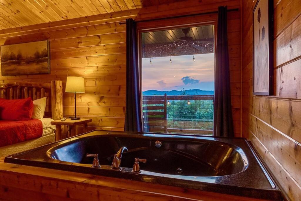 Panorama Mountain View Cabin, Less Than 10 Miles From Gatlinburg And Dollywood, Dog Friendly, 6 Bedrooms Sleeps 17, Fire Pit, Hottub, Washer Dryer, Fully Loaded Kitchen, Gameroom With A Tv, Pool Table, Arcade, Air Hockey, And Foosball Sevierville Kültér fotó