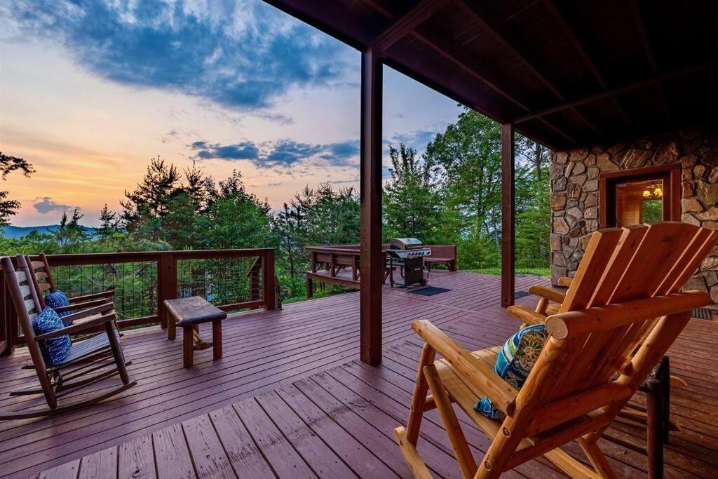 Panorama Mountain View Cabin, Less Than 10 Miles From Gatlinburg And Dollywood, Dog Friendly, 6 Bedrooms Sleeps 17, Fire Pit, Hottub, Washer Dryer, Fully Loaded Kitchen, Gameroom With A Tv, Pool Table, Arcade, Air Hockey, And Foosball Sevierville Kültér fotó