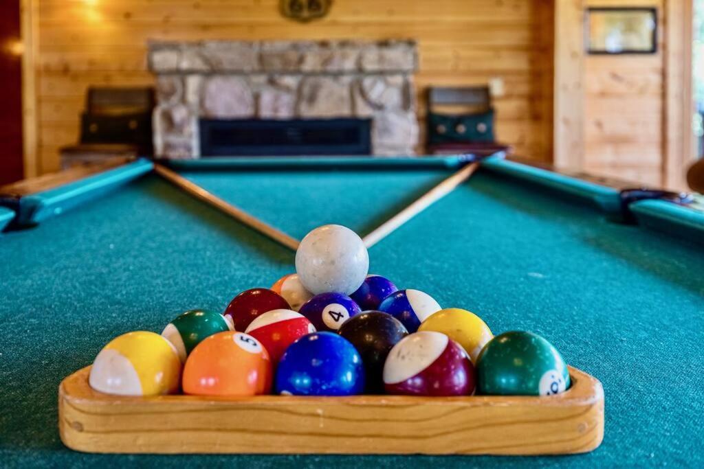 Panorama Mountain View Cabin, Less Than 10 Miles From Gatlinburg And Dollywood, Dog Friendly, 6 Bedrooms Sleeps 17, Fire Pit, Hottub, Washer Dryer, Fully Loaded Kitchen, Gameroom With A Tv, Pool Table, Arcade, Air Hockey, And Foosball Sevierville Kültér fotó