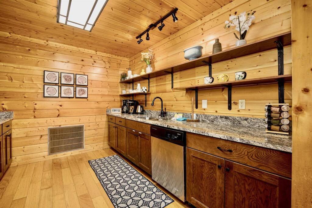 Panorama Mountain View Cabin, Less Than 10 Miles From Gatlinburg And Dollywood, Dog Friendly, 6 Bedrooms Sleeps 17, Fire Pit, Hottub, Washer Dryer, Fully Loaded Kitchen, Gameroom With A Tv, Pool Table, Arcade, Air Hockey, And Foosball Sevierville Kültér fotó