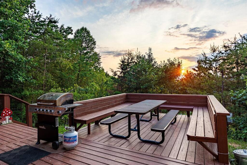 Panorama Mountain View Cabin, Less Than 10 Miles From Gatlinburg And Dollywood, Dog Friendly, 6 Bedrooms Sleeps 17, Fire Pit, Hottub, Washer Dryer, Fully Loaded Kitchen, Gameroom With A Tv, Pool Table, Arcade, Air Hockey, And Foosball Sevierville Kültér fotó