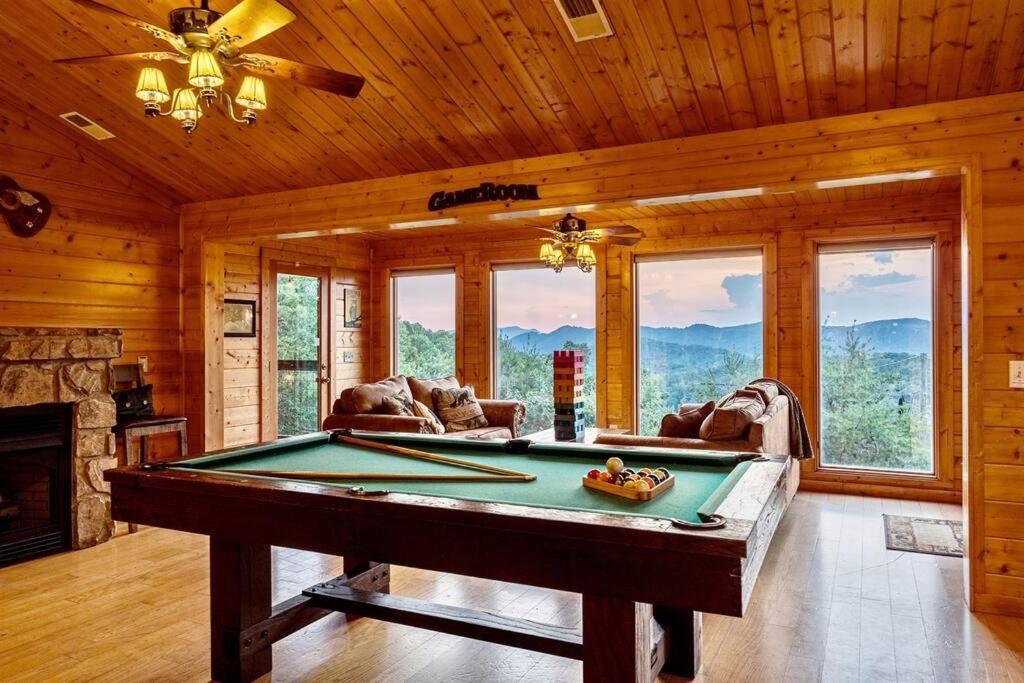 Panorama Mountain View Cabin, Less Than 10 Miles From Gatlinburg And Dollywood, Dog Friendly, 6 Bedrooms Sleeps 17, Fire Pit, Hottub, Washer Dryer, Fully Loaded Kitchen, Gameroom With A Tv, Pool Table, Arcade, Air Hockey, And Foosball Sevierville Kültér fotó