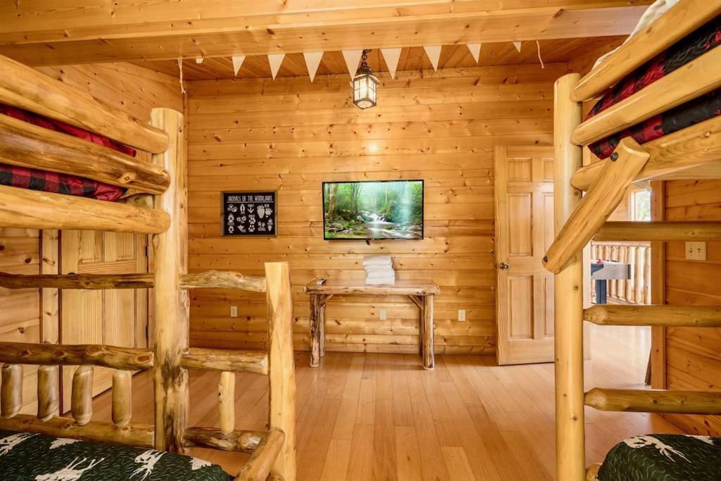 Panorama Mountain View Cabin, Less Than 10 Miles From Gatlinburg And Dollywood, Dog Friendly, 6 Bedrooms Sleeps 17, Fire Pit, Hottub, Washer Dryer, Fully Loaded Kitchen, Gameroom With A Tv, Pool Table, Arcade, Air Hockey, And Foosball Sevierville Kültér fotó