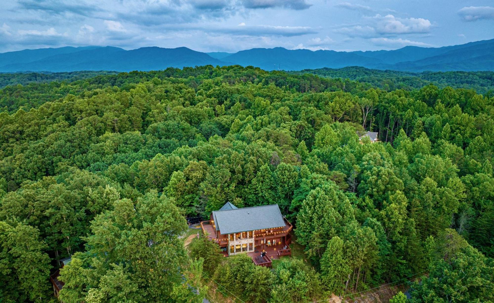 Panorama Mountain View Cabin, Less Than 10 Miles From Gatlinburg And Dollywood, Dog Friendly, 6 Bedrooms Sleeps 17, Fire Pit, Hottub, Washer Dryer, Fully Loaded Kitchen, Gameroom With A Tv, Pool Table, Arcade, Air Hockey, And Foosball Sevierville Kültér fotó